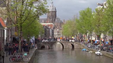 AMSTERDAM, NETHERLANDS - 27 Nisan 2019: Eski Merkez Bölgedeki Aziz Nicholas Bazilikası (Hollandaca: Basiliek van de Heilige Nicolaas). Şehrin birincil Katolik kilisesi, Adrianus Bleijs tarafından 1887 'de inşa edildi.