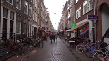 AMSTERDAM, NETHERLANDS - 28 Nisan 2019: Amsterdam 'ın merkezinde insanlar her yıl düzenlenen Kral Günü' nü (Flaman: Koningsdag) kutluyorlar. Hollanda Krallığı 'nın popüler ulusal bayramı. Eski kentte yürüyen turistler