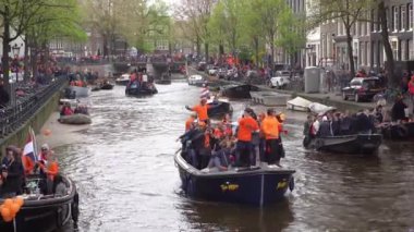 AMSTERDAM, NETHERLANDS - 28 NİSAN, 2019: Amsterdam şehir merkezinde yıllık Krallar Günü (Flaman: Koningsdag) kutlaması. Hollanda Krallığı 'nda milli bayram.