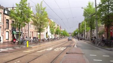 Amsterdam, Hollanda 'da tramvay hattı olan bir cadde.