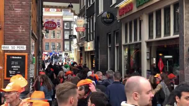 Amsterdam Netherlands April 2019 Kerumunan Wisatawan Merayakan Hari Raja Tahunan — Stok Video