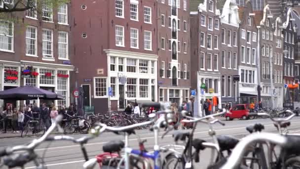 2019年4月27日 纽西兰 Amsterdam 复古风格的自行车停放在荷兰王国阿姆斯特丹的城市街道上 — 图库视频影像