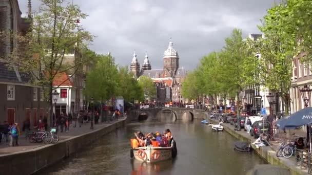 Barco Nadando Canal Amsterdã Países Baixos — Vídeo de Stock