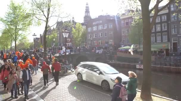 Amsterdam Netherlands April 2019 암스테르담 중심부에서 Dutch Koningsdag 기념하는 사람들 — 비디오