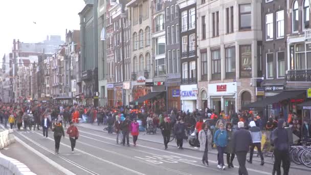 Amsterdam Niederlande April 2019 Menschen Feiern Den Alljährlichen Königstag Holländisch — Stockvideo