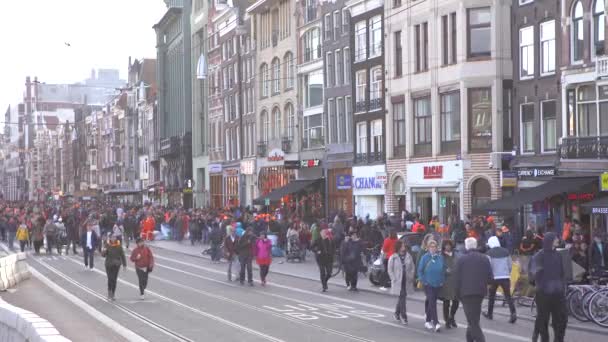 Amsterdam Netherlands April 2019 암스테르담 중심부에서 Dutch Koningsdag 기념하는 사람들 — 비디오