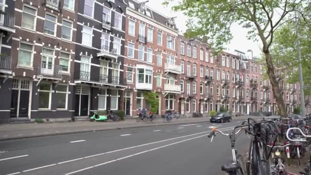 Amsterdam เนเธอร แลนด เมษายน 2019 ถนนเม องท สวยงามของอ มสเตอร รถยนต — วีดีโอสต็อก