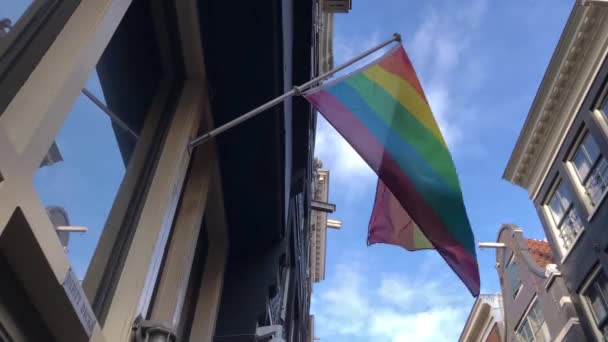Amsterdam Nederland April 2019 Gay Pride Vlag Paal Gevel Straat — Stockvideo