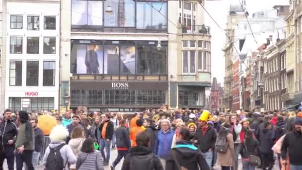 Amsterdam Netherlands April 2019 Orang Orang Merayakan Hari Raja Tahunan — Stok Video