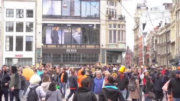 Amsterdão Países Baixos Abril 2019 Pessoas Comemorando Dia Rei Anual — Vídeo de Stock