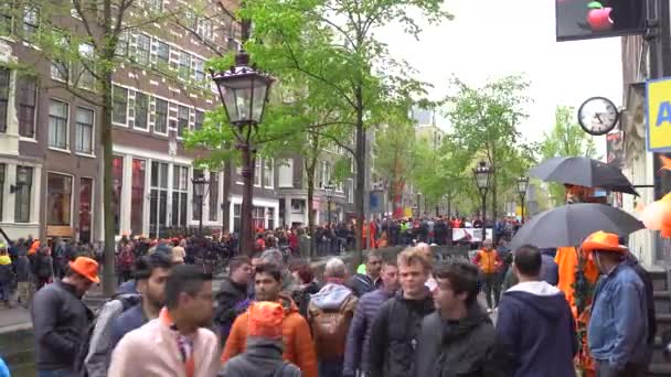 Амстердам Нидерланды Апреля 2019 Люди Празднуют Ежегодный День Короля Голландский — стоковое видео