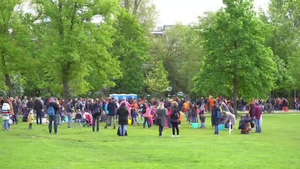Amsterdam Nizozemsko Dubna 2019 Velká Skupina Lidí Chodí Zeleném Parku — Stock video