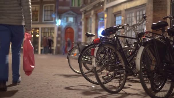 Amsterdão Países Baixos Abril 2019 Estacionamento Bicicletas Centro Amsterdã Noite — Vídeo de Stock