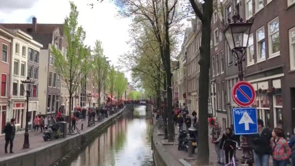 Amsterdão Países Baixos Abril 2019 Multidão Turistas Internacionais Caminhando Pelas — Vídeo de Stock