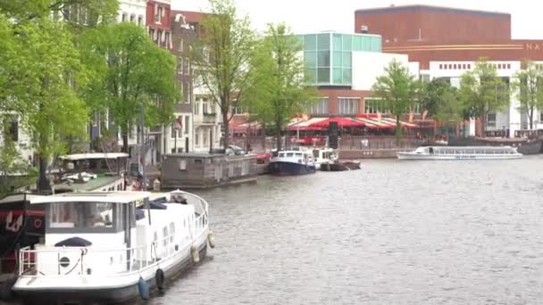 Amsterdam Niederlande April 2019 Touristenschiff Kreuzt Durch Die Amstel Zentrum — Stockvideo