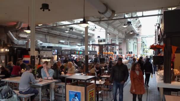 Amsterdam Nederländerna April 2019 Populärt Matställe Foodhallen Bellamyplein Centrala Amsterdam — Stockvideo