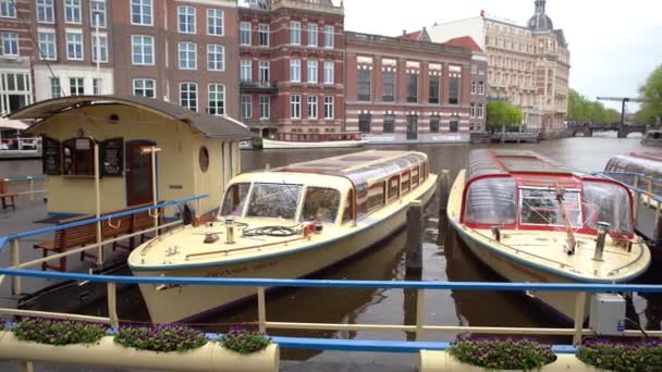 Amsterdam Nizozemsko Dubna 2019 Pohodlná Turistická Loď Průsvitnou Střechou Pro — Stock video