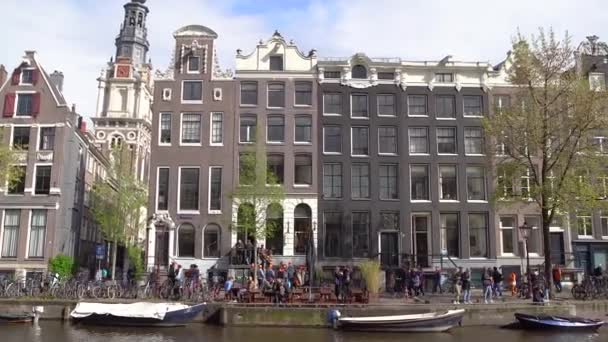 Amsterdão Países Baixos Abril 2019 Velhas Casas Holandesas Construídas Perto — Vídeo de Stock