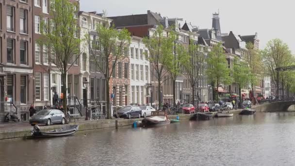 Amsterdam Nederland April 2019 Boten Amstel Bruggen Het Kanaal Het — Stockvideo