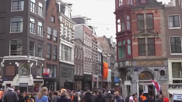 Amsterdam Netherlands April 2019 암스테르담 중심부에서 Dutch Koningsdag 기념하는 사람들 — 비디오