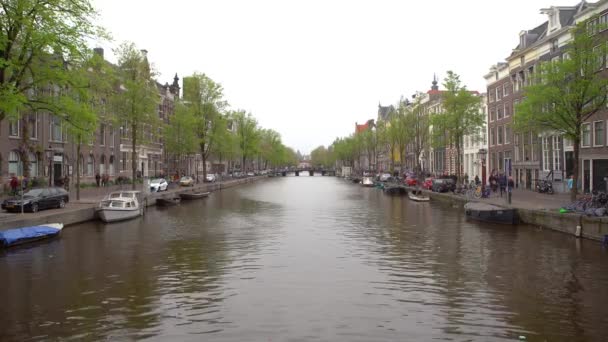 Amsterdam Netherlands April 2019 Boats River Amstel Bridges Canal Center — Stock Video
