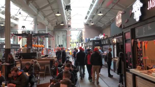 Amsterdam Nederland April 2019 Populair Foodcourt Foodhallen Aan Het Bellamyplein — Stockvideo