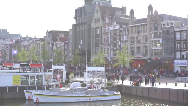 Amsterdão Países Baixos Abril 2019 Velhas Casas Holandesas Construídas Perto — Vídeo de Stock