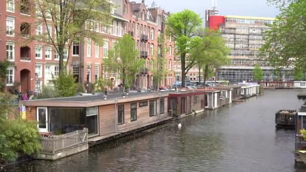 Amsterdam Nizozemsko Dubna 2019 Flotaing Hausbóty Kanálu Řeky Amstel Historickém — Stock video