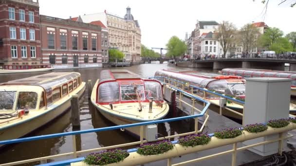 Amsterdam Nizozemsko Dubna 2019 Moderní Výletní Loď Pro Okružní Jízdy — Stock video