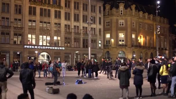 Amsterdam Netherlands April 2019 Велика Група Людей Йдуть Центру Міста — стокове відео