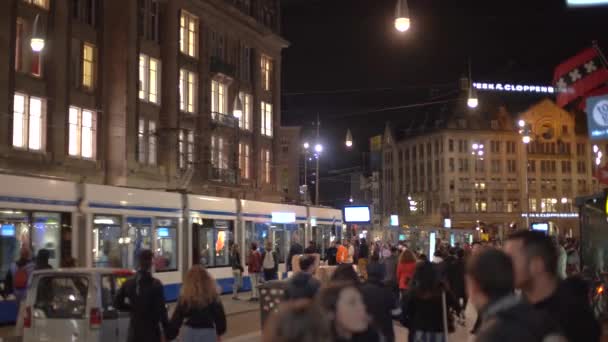 Amsterdam Niederlande April 2019 Eine Große Gruppe Von Menschen Spaziert — Stockvideo