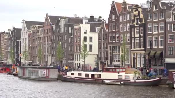 Θέα Στην Πόλη Κανάλι Και Ιστορικά Κτίρια Στο Άμστερνταμ Ολλανδία — Αρχείο Βίντεο