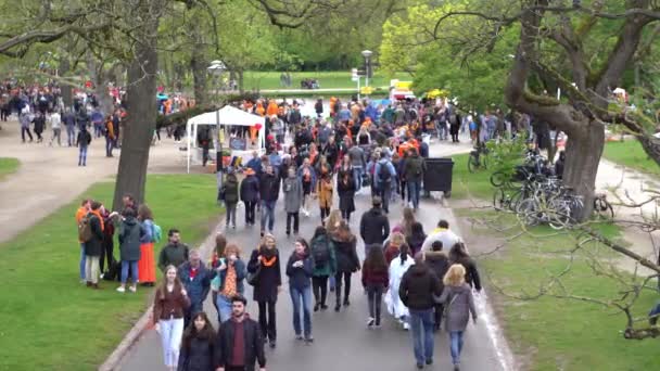 Pessoas Andando Parque Cidade Amsterdã Países Baixos — Vídeo de Stock