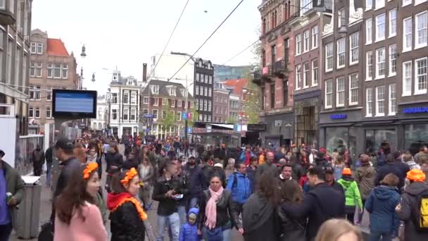 Amsterdam Nederland April 2019 Mensen Vieren Koningsdag Het Centrum Van — Stockvideo