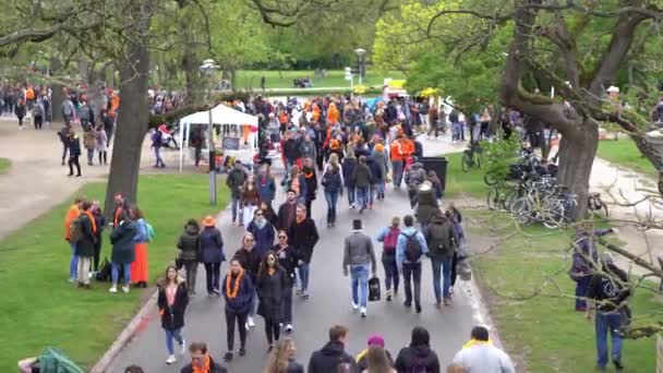 Amsterdam Niderlandy Kwietnia 2019 Ludzie Świętujący Coroczny Dzień Króla Holenderski — Wideo stockowe