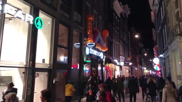 Амстердам Нидерланды Апреля 2019 Года Улица Города Туристами Ночное Время — стоковое видео