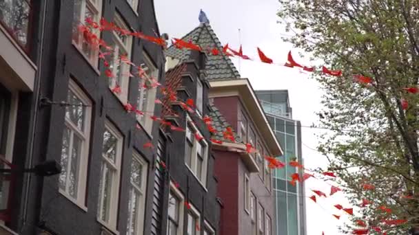 Амстердам Нидерланды Апреля 2019 Традиционные Голландские Жилые Дома Украшенные Оранжевым — стоковое видео