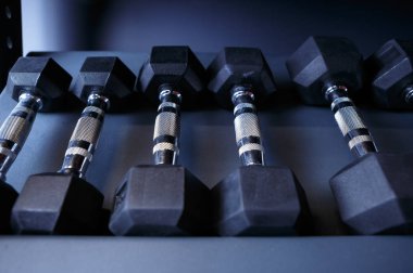 Spor kulübünde rafta yeni parlak metal halter