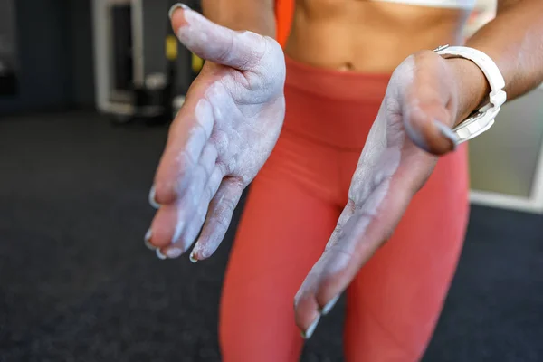 Entrenamiento de peso pesado atleta femenina en el gimnasio — Foto de Stock