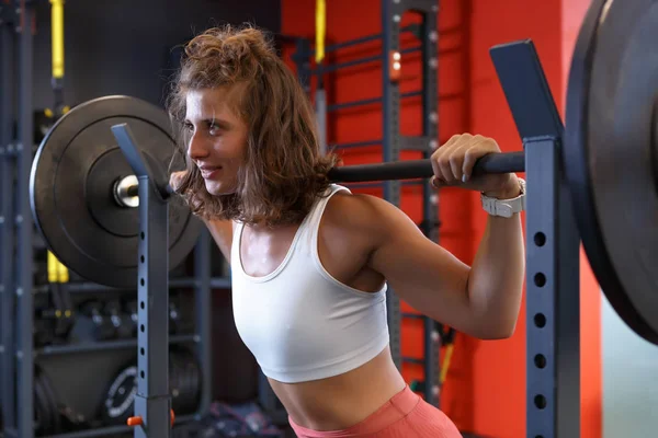 Entrenamiento de peso pesado en el club deportivo — Foto de Stock