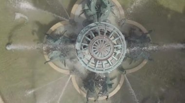 Paris,Fransa-30 Nisan,2019:Fontaine Des Quatre Parties Du Monde'un Avenue de lobservatoire'deki Marco Polo Garden'daki insansız hava aracı görüntüleri. Jean-Baptiste Carpeaux tarafından 1874 yılında güzel antik çeşme 