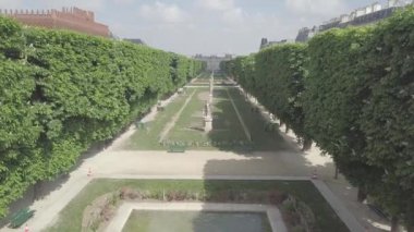 Paris,Fransa-30 Nisan,2019: Marco Polo Garden'ın Avenue de lobservatoire üzerinde havadan drone videosu,Paris'in merkezindeki Port Royal & Luxembourg Garden arasında.Fransa'nın başkenti popüler turistik yer 