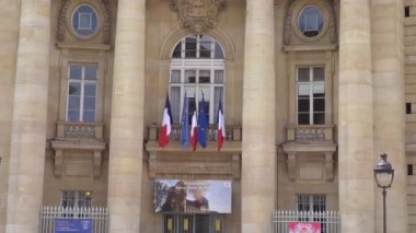 Paris, Fransa-30 Nisan 2019: Pantheon, 1765 yılında Jacques-Germain Soufflot tarafından inşa edilen Paris'teki Latin Mahallesi'nde inşa edildi. Ünlü dini Fransız simgelerinden biri olan neoklasizmde tasarlanmış ünlü masoleum