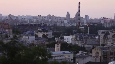Kiev, Ukrayna : Kiev'in merkezinde ki Podil ilçesi. Feribot Tekerleği ile gün batımında güzel panorama manzara 