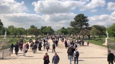 Paris, Fransa 'nın tarihi bahçesinde yol alan insanlar