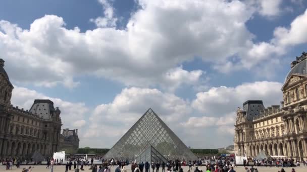 法国巴黎 2019年4月30日 法国最著名的地标 卢浮宫博物馆 美丽的博物馆建筑群 喷泉和玻璃建筑被来自世界各地的游客包围 — 图库视频影像