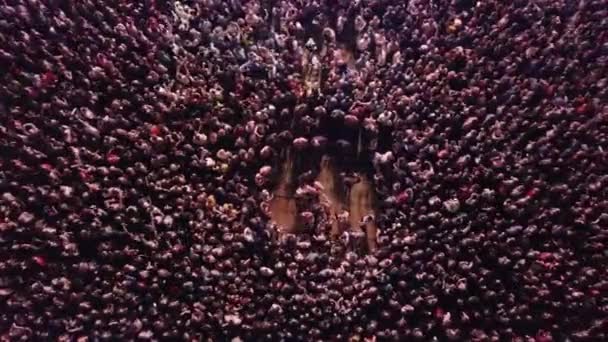 キエフ 2019 夏の音楽祭の群衆は夜に有名なDjにパーティー 空中ドローンカメラで上空から撮影したラジオデーフェスティバルイベント 青少年に人気のエンターテイメントイベント — ストック動画
