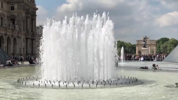 法国巴黎 2019年4月30日 在阳光明媚的春天的早晨 卢浮宫博物馆的著名喷泉 巴黎市中心的热门旅游地标 — 图库视频影像
