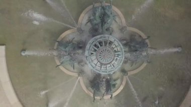 Paris,Fransa-30 Nisan,2019:Fontaine Des Quatre Parties Du Monde'un Avenue de lobservatoire'deki Marco Polo Garden'daki insansız hava aracı görüntüleri. Jean-Baptiste Carpeaux tarafından 1874 yılında güzel antik çeşme 