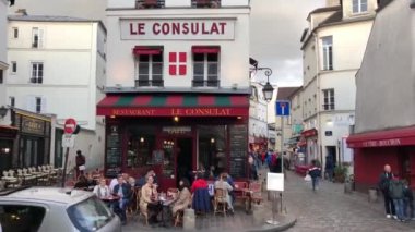 Paris,Fransa-30 Nisan,2019:Gün batımında ünlü Monmartre Tepesi'nde dolaşan turistler. Paris.Popular turizm avrupa'da turizm için popüler turistik Mon Martre sokaklarında Güzel alacakaranlık aydınlatma 